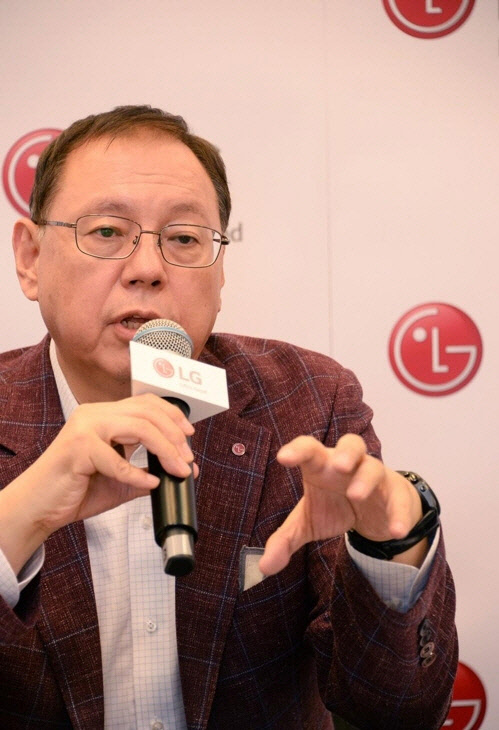 조성진 LG전자 부회장은 31일(현지시간) IFA 2018 행사장에서 기자 간담회를 열고 인공지능(AI)과 로봇 산업에 대해 "로봇 쪽은 올해 연말 사람이나 조직 부분이 많이 보강될 것"이라고 밝혔다. 조 부회장이 기자들의 질문에 답하고 있다.